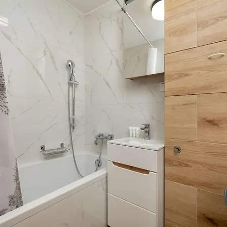 Blue Two Bedroom In With Desk, Bathtub And Balcony By Renters Appartamento Breslavia