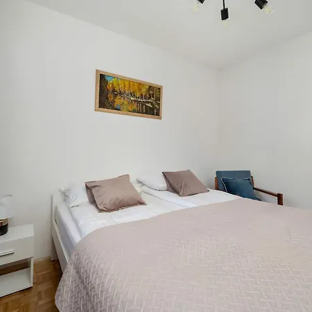 Blue Two Bedroom In With Desk, Bathtub And Balcony By Renters Appartamento *