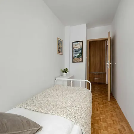 Blue Two Bedroom In With Desk, Bathtub And Balcony By Renters * Breslau